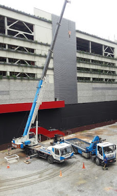 Guindaste da Thalitrans içando carga em obra